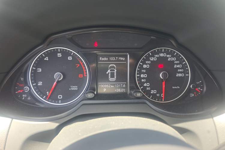 Used Audi Q5 2016 40 TFSI Technology Edition Odometer Close Up
