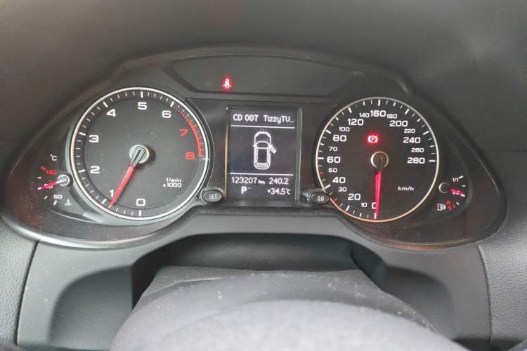 Used Audi Q5 2016 40 TFSI Trendy Edition Odometer Close Up