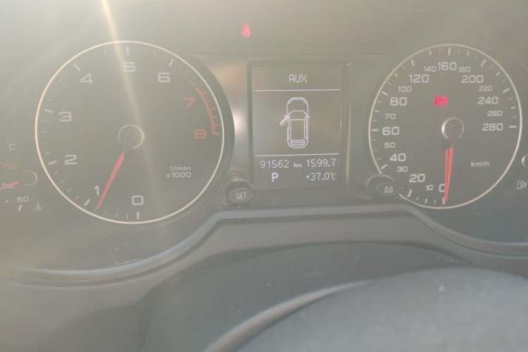 Used Audi Q5 2016 40 TFSI Technology Edition Odometer Close Up