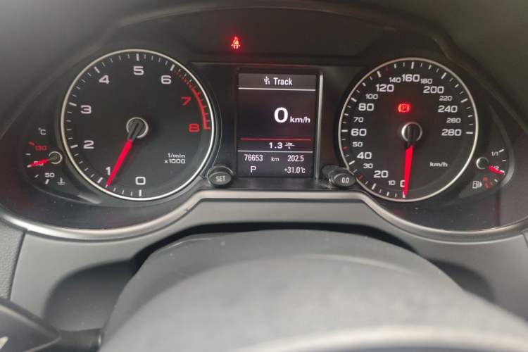 Used Audi Q5 2016 40 TFSI Comfort Model Odometer Close Up