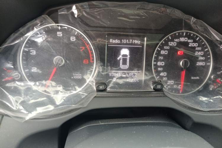 Used Audi Q5 2016 40 TFSI Technology Edition Odometer Close Up