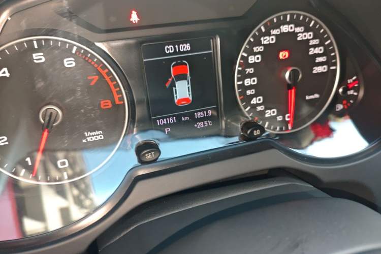 Used Audi Q5 2016 40 TFSI Comfort Model Odometer Close Up