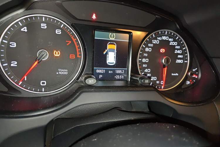 Used Audi Q5 2016 40 TFSI Comfort Model Odometer Close Up
