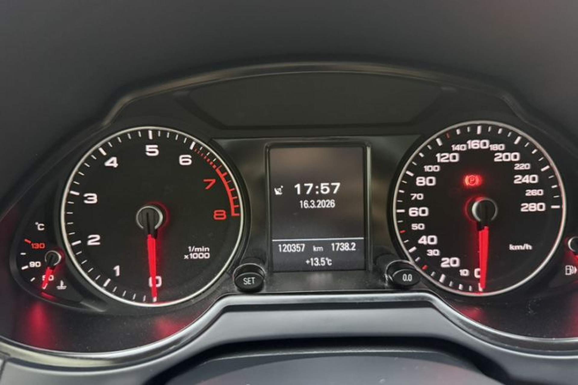 Used Audi Q5 2016 40 TFSI Comfort Model Odometer Close Up