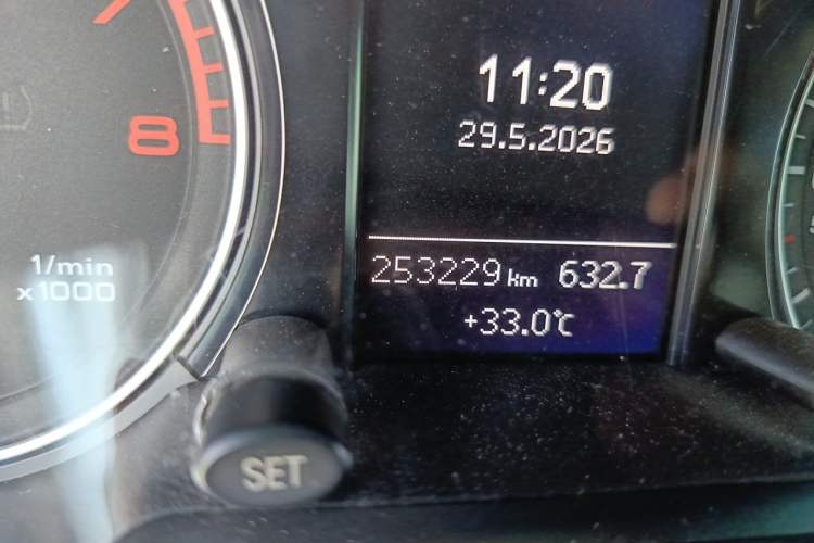 Used Audi Q5 2016 40 TFSI Technology Edition Odometer Close Up