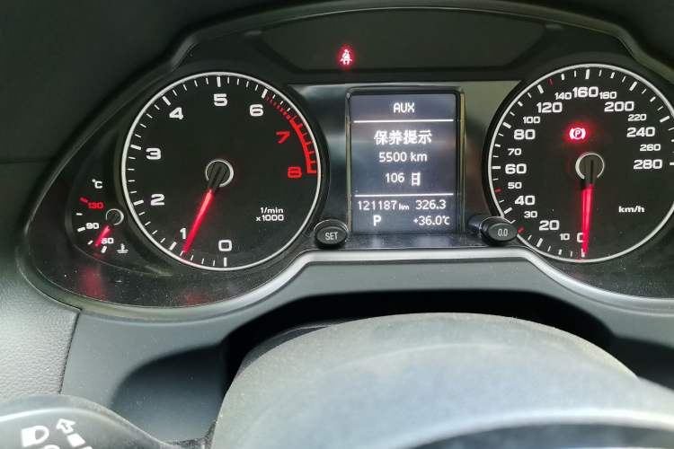 Used Audi Q5 2016 40 TFSI Technology Edition Odometer Close Up