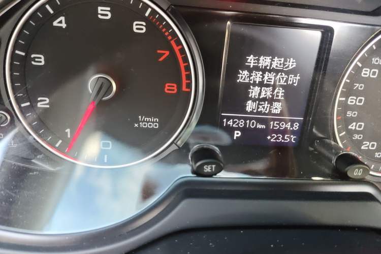 Used Audi Q5 2016 40 TFSI Technology Edition Odometer Close Up