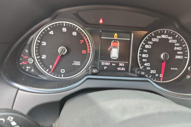 Used Audi Q5 2016 40 TFSI Comfort Model Odometer Close Up
