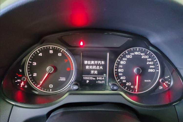 Used Audi Q5 2016 40 TFSI Trendy Edition Odometer Close Up