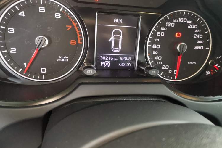Used Audi Q5 2016 40 TFSI Trendy Edition Odometer Close Up
