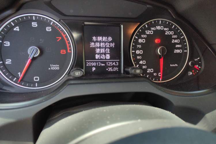 Used Audi Q5 2016 40 TFSI Technology Edition Odometer Close Up