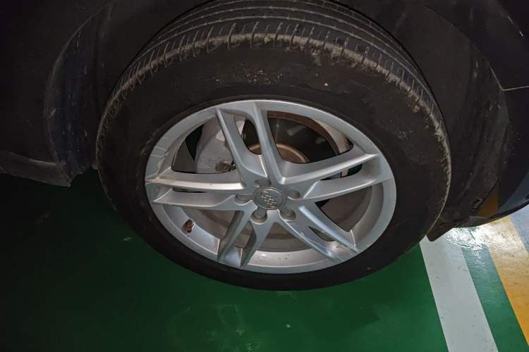 Used Audi Q5 2016 40 TFSI Comfort Model Right Front Wheel Hub