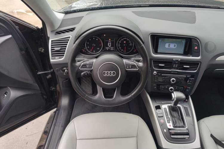 Used Audi Q5 2016 40 TFSI Trendy Edition Steering Wheel