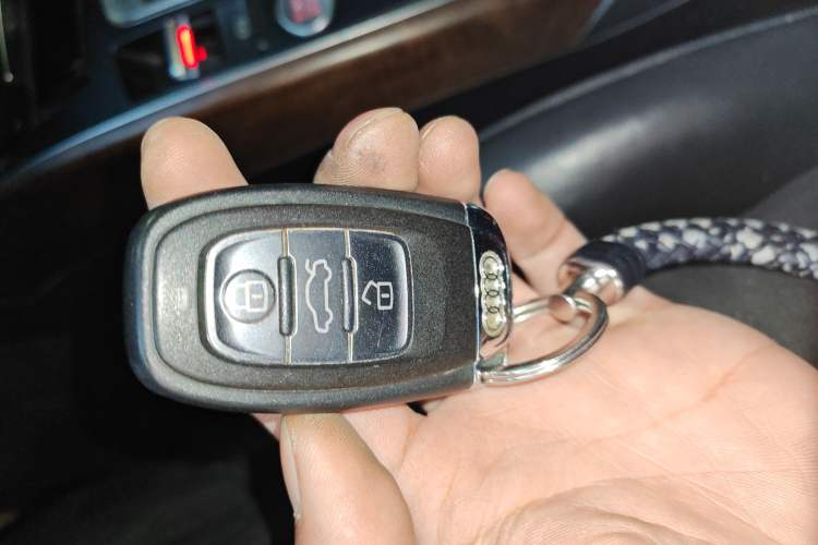 Used Audi Q5 2016 40 TFSI Comfort Model Vehicle Key