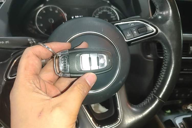 Used Audi Q5 2016 40 TFSI Comfort Model Vehicle Key