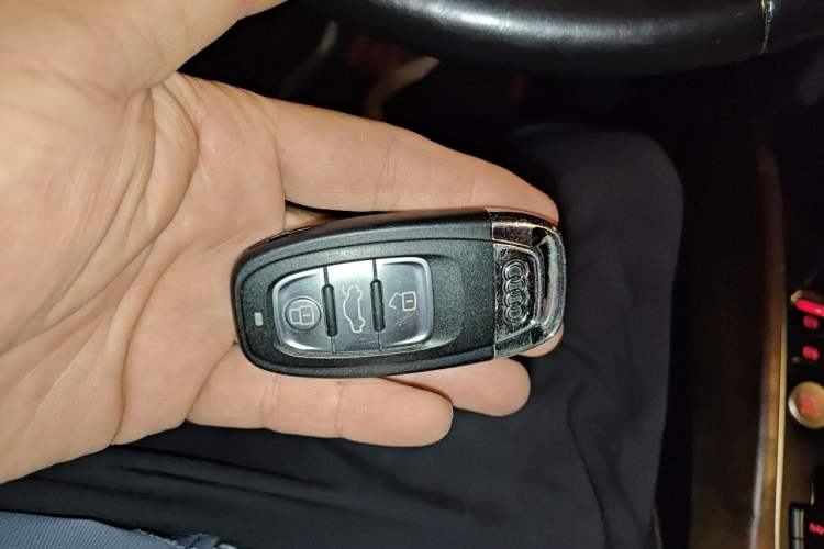 Used Audi Q5 2016 40 TFSI Comfort Model Vehicle Key