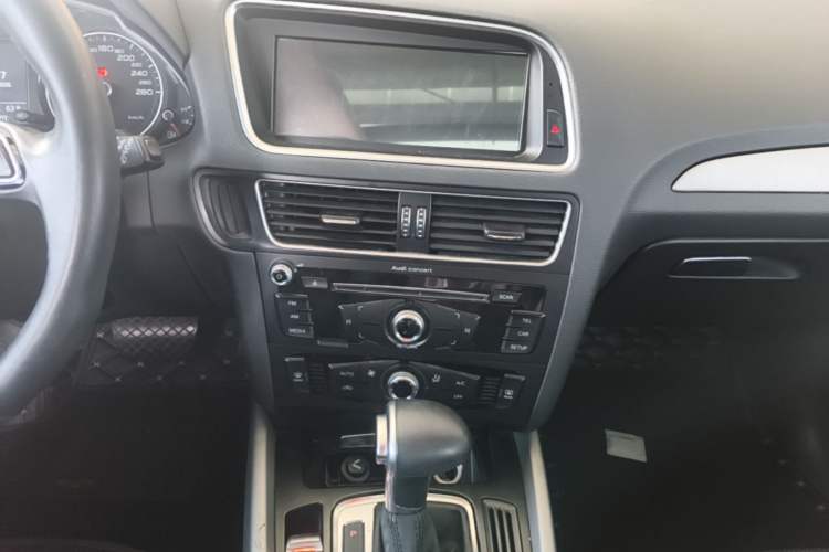 Used Audi Q5 2016 40 TFSI Trendy Edition Audio And AC Panel