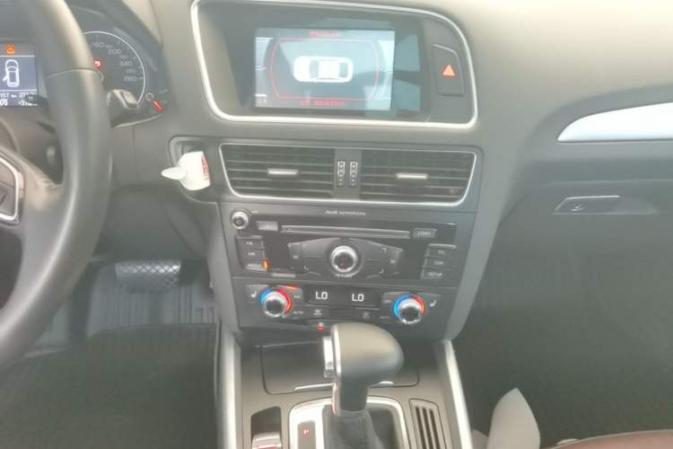 Used Audi Q5 2016 40 TFSI Technology Edition Audio And AC Panel