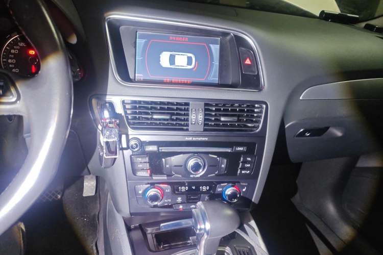 Used Audi Q5 2016 40 TFSI Technology Edition Audio And AC Panel
