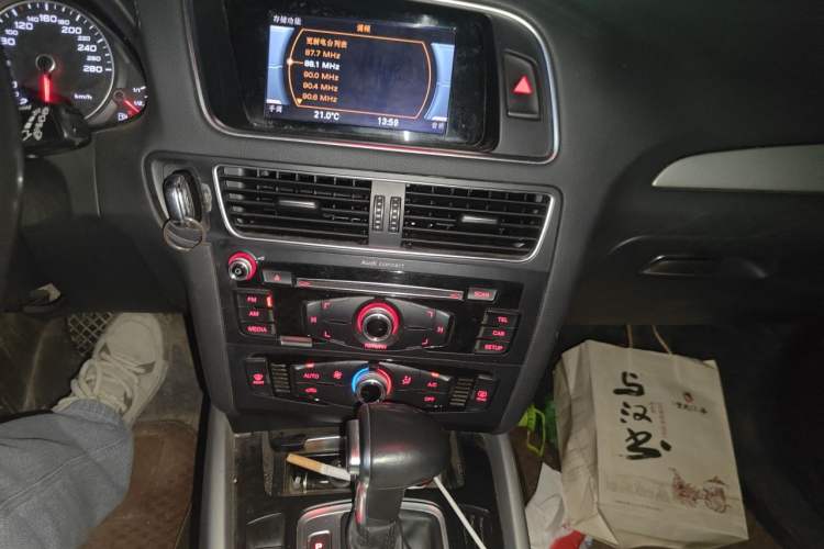 Used Audi Q5 2016 40 TFSI Trendy Edition Audio And AC Panel
