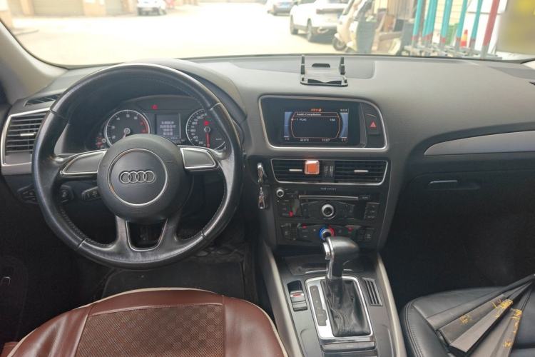 Used Audi Q5 2016 40 TFSI Trendy Edition Center Console