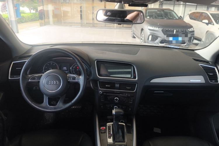 Used Audi Q5 2016 40 TFSI Trendy Edition Center Console