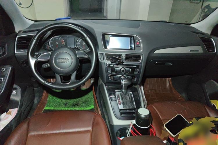 Used Audi Q5 2016 40 TFSI Trendy Edition Center Console