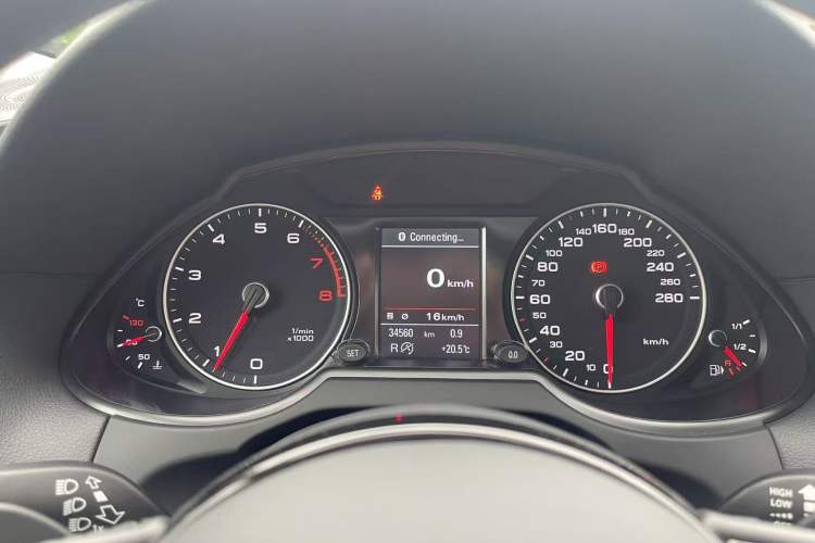 Used Audi Q5 2016 40 TFSI Comfort Model Odometer Close Up