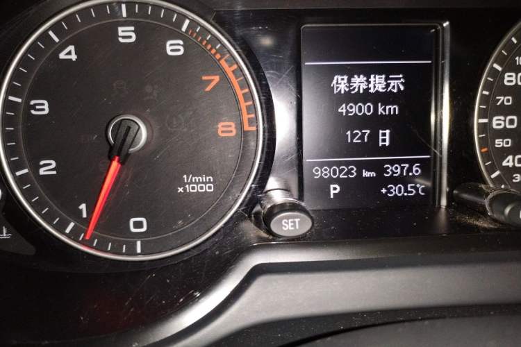 Used Audi Q5 2016 40 TFSI Trendy Edition Odometer Close Up