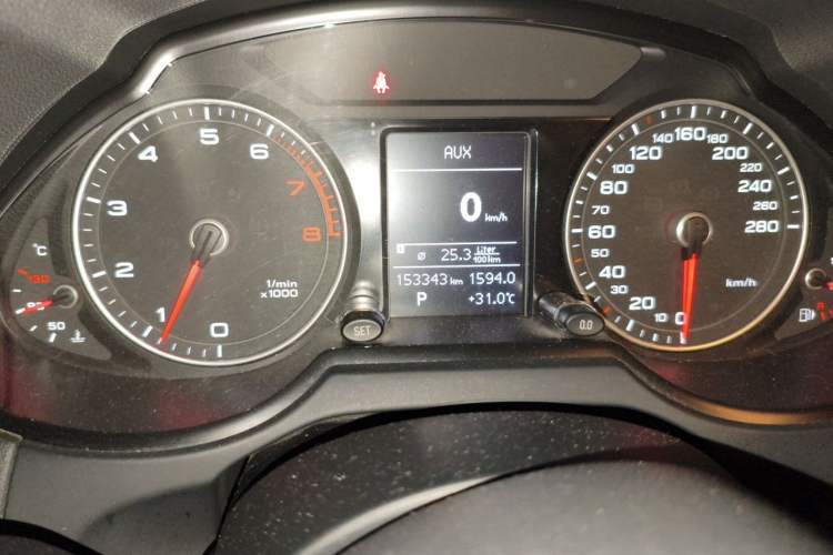 Used Audi Q5 2016 40 TFSI Trendy Edition Odometer Close Up