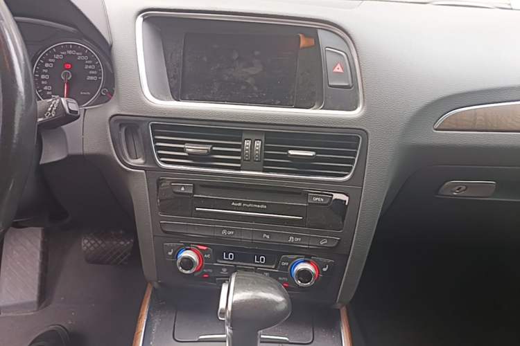 Used Audi Q5 2016 40 TFSI Comfort Model Audio And AC Panel