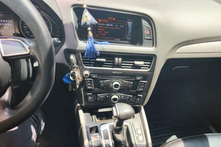 Used Audi Q5 2016 40 TFSI Trendy Edition Audio And AC Panel