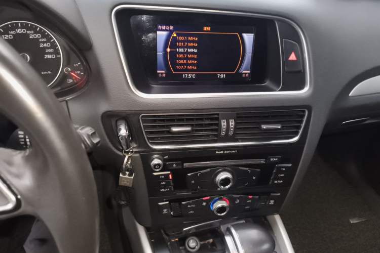 Used Audi Q5 2016 40 TFSI Trendy Edition Audio And AC Panel