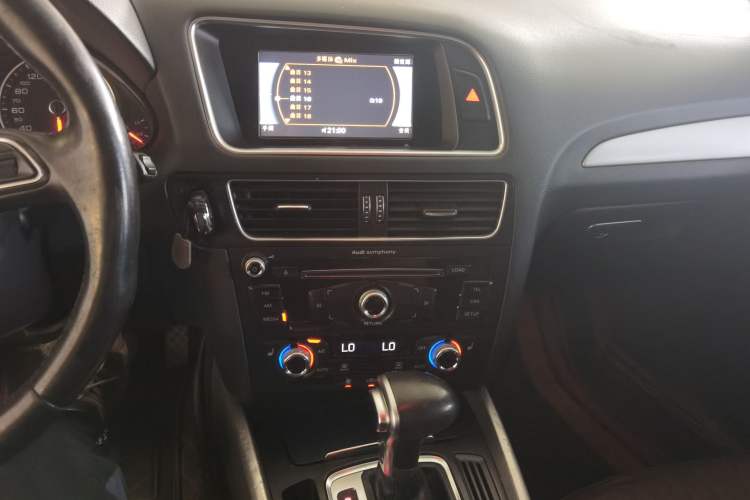Used Audi Q5 2016 40 TFSI Technology Edition Audio And AC Panel