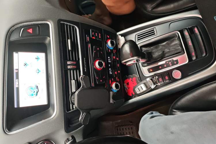 Used Audi Q5 2016 40 TFSI Technology Edition Audio And AC Panel
