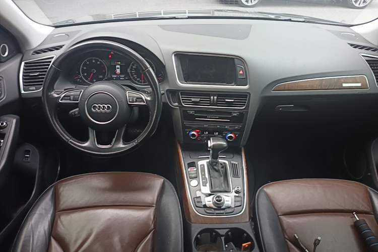 Used Audi Q5 2016 40 TFSI Comfort Model Center Console