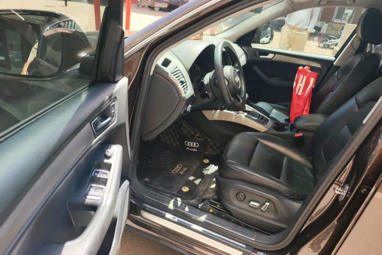 Used Audi Q5 2016 40 TFSI Trendy Edition Driver Seat