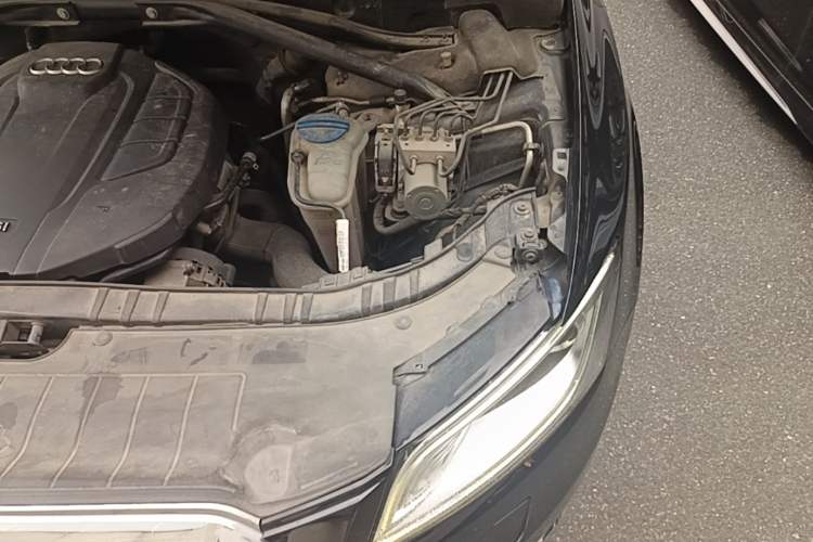 Used Audi Q5 2016 40 TFSI Comfort Model Engine Bay Left