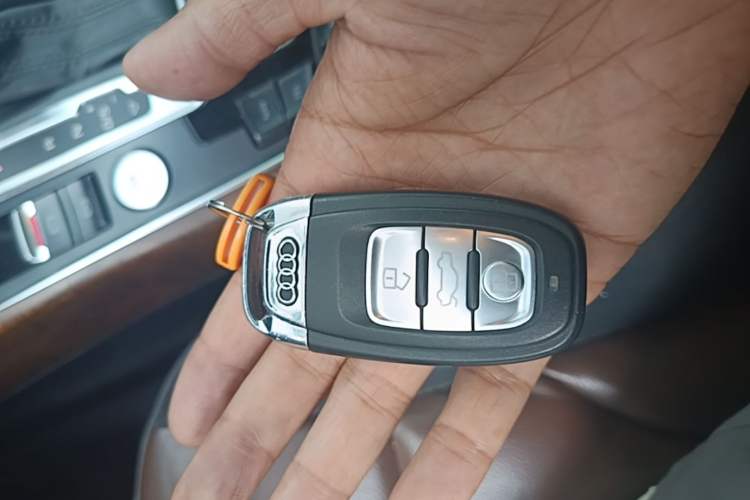 Used Audi Q5 2016 40 TFSI Comfort Model Vehicle Key