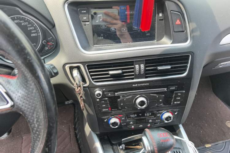 Used Audi Q5 2016 40 TFSI Technology Edition Audio And AC Panel