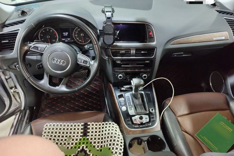 Used Audi Q5 2016 40 TFSI Comfort Model Center Console