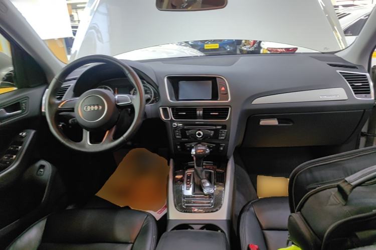 Used Audi Q5 2016 40 TFSI Trendy Edition Center Console
