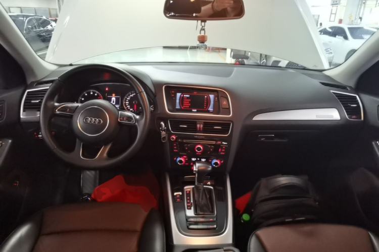 Used Audi Q5 2016 40 TFSI Technology Edition Center Console