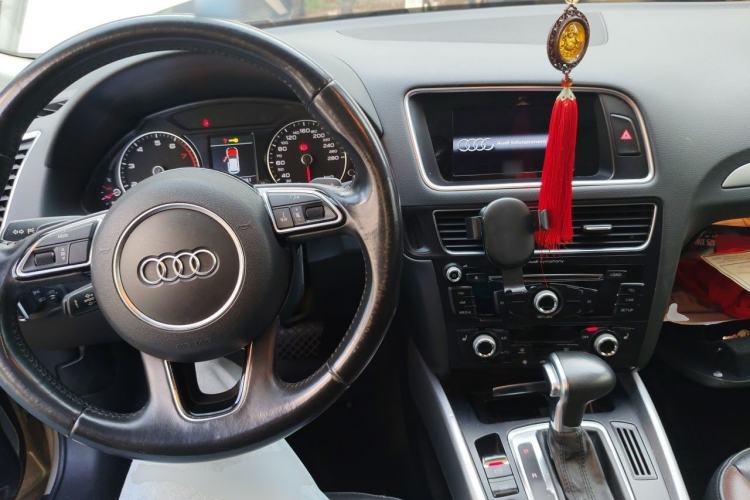 Used Audi Q5 2016 40 TFSI Technology Edition Center Console