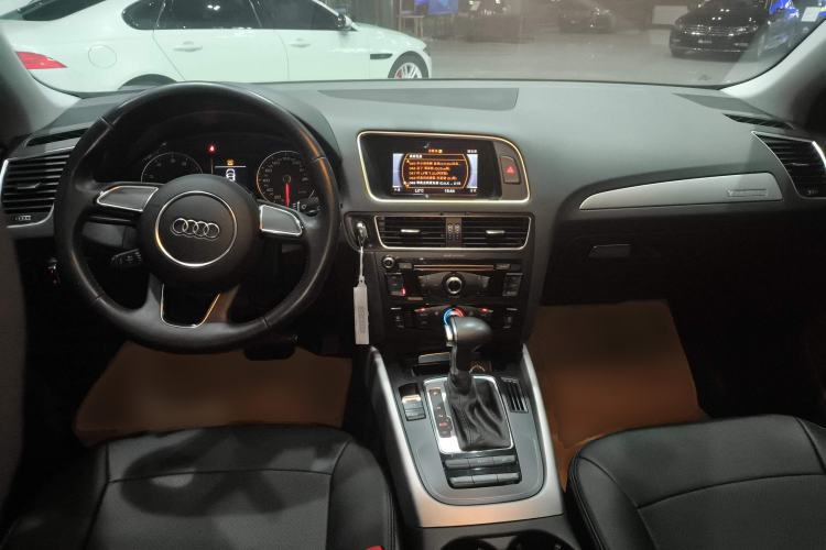 Used Audi Q5 2016 40 TFSI Trendy Edition Center Console