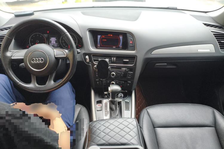 Used Audi Q5 2016 40 TFSI Trendy Edition Center Console