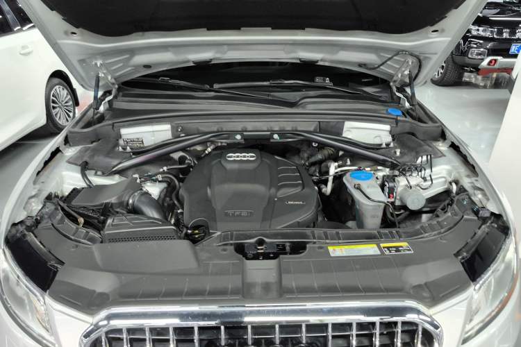 Used Audi Q5 2016 40 TFSI Technology Edition Engine Bay