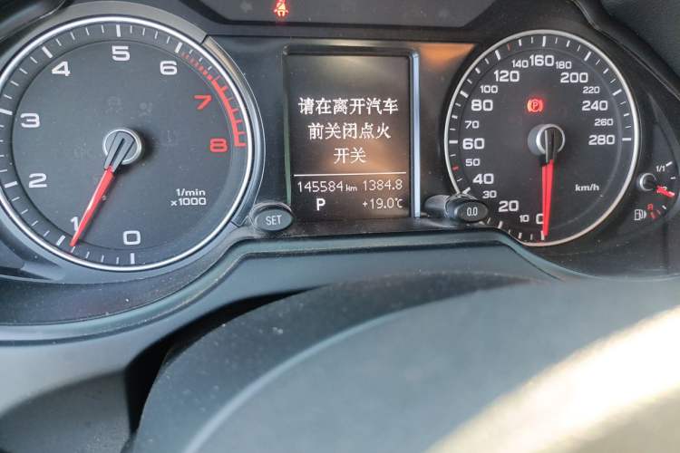 Used Audi Q5 2016 40 TFSI Technology Edition Odometer Close Up