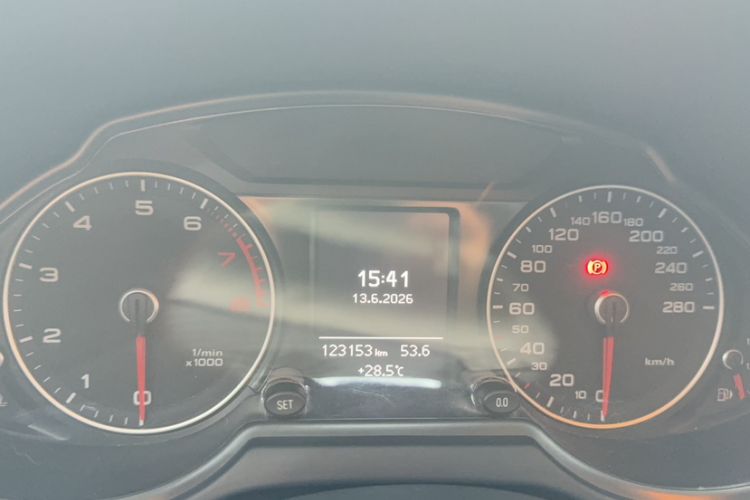 Used Audi Q5 2016 40 TFSI Trendy Edition Odometer Close Up