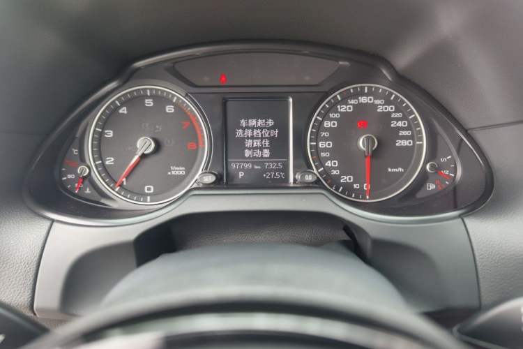 Used Audi Q5 2016 40 TFSI Technology Edition Odometer Close Up